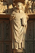 Estatua de san Teobaldo sobre el parteluz del portal.