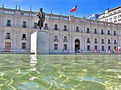 Monumento a Arturo Alessandri, del italiano Aroldo Bellini, frente a la fachada sur de La Moneda.