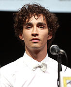 Robert Sheehan interprète Nathan Young.