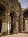 ARcs formers de mig punt a les restes de l'església de Santa Maria de Roses.