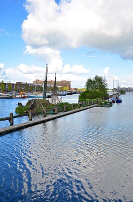 Entrepothaven met steiger, waaraan drijvende tuinen