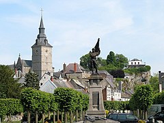 Vue sur la vieille ville de Couvin et l'église Saint-Germain de Paris.