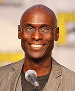 Lance Reddick interprète Phillip Broyles.