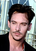 Jonathan Rhys-Meyers interprète l'évêque Heahmund