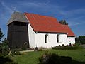 Kirche in Brodersby, Schleswig-Holstein, mit einem dort typischen, leicht konischen verbretterten Holzturm