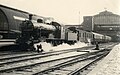 Stoomlocomotief uit de serie 2100 van de N.S. met een trein op het N.S.-station Amsterdam C.S. (tussen 1930 en 1940)