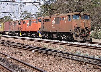 Drie van Spoornet se Klas 17E-elektriese lokomotiewe trek 'n trein in Capital Park, Pretoria