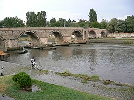 Stenen brug over de Vardar in Skopje