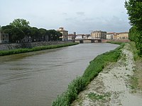 Die Arno in Pisa, naby die Ponte della Fortezza (Vestingbrug)