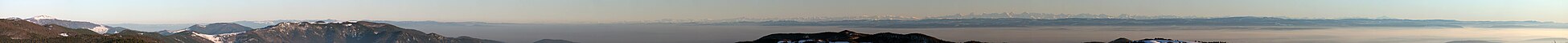 Panorama du Grand Ballon, des Alpes suisses et du mont Blanc depuis le ballon d'Alsace.