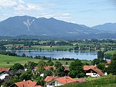 Blick auf Aidling und den Riegsee, im Hintergrund der Staffelsee