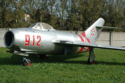 MiG–15 a szolnoki Magyar Repüléstörténeti Múzeumban (A törzsön látható két vörös sáv az 1968-as a csehszlovákiai események alatt volt felfestve a magyar és szovjet gépekre a könnyebb azonosítás miatt)