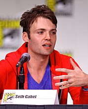 Seth Gabel apareceu nalgúns episodios das temporadas 2 e 3, para logo unirse a Fringe como principal na temporada 4 como o axente Lincoln Lee; apareceu como estrela invitada na temporada 5.