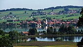 Riegsee (Ort und See) mit Aidling im Hintergrund, im Vordergrund der Froschhauser See