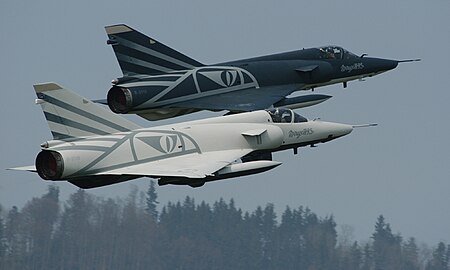 Lors du concours de reconnaissance de l'OTAN Recce Meet 2003, deux des trois Mirage de reconnaissance IIIRS l'ayant remportés étaient les Black & White de l'Escadrille 10 (en) de Dübendorf, peints ainsi pour leur dernière année de service[181].