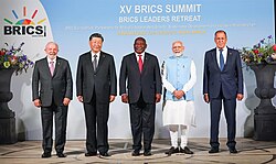 A BRICS országok vezetői 2023-ban: Lula da Silva, Hszi Csin-ping, Cyril Ramaphosa, Narendra Modi és Szergej Lavrov (Vlagyimir Putyin-t képviselve)