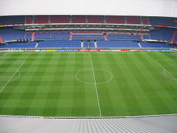 De Kuip, officieel Stadion Feijenoord, gezeen vaanaof 't daak.