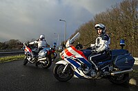 Twee motorrijders van de KMar tijdens grenscontrole