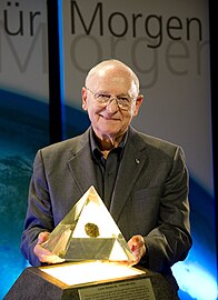 Alan Bean 2010-ben, ahogy egy holdkőzetet ad át Németországban egy kiállításon