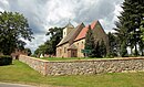 Dorfkirche und Feldsteinmauer des Kirchhofs