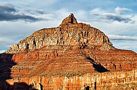 Der Gipfel des Vishnu Temples ist aus Kaibab Limestone aufgebaut