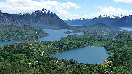 Neuquén ve Río Negro eyaletinde olan Nahuel Huapi Gölü