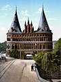 La Holstentor de Lübeck, en Allemagne, vers 1900.