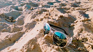 Plage et lunettes de soleil