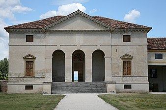 Facciata sud con loggia