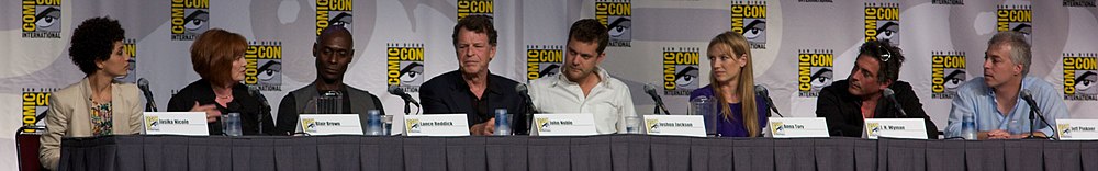 Elenco e equipo de Fringe na San Diego Comic-Con de 2010. Da esquerda á dereita: Jasika Nicole (Astrid Farnsworth), Blair Brown (Nina Sharp), Lance Reddick (Phillip Broyles), John Noble (Walter Bishop), Joshua Jackson (Peter Bishop), Anna Torv (Olivia Dunham) e os produtores executivos J. H. Wyman e Jeff Pinkner.