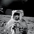 Alan Bean récupérant des échantillons lunaires le 20 septembre 1969.