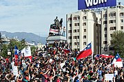 Protesto no Monumento ao General Baquedano, na praça de mesmo nome, Providencia, Grande Santiago em 22 de outubro.