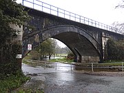 O Carregal desbordado baixo a ponte ferroviaria da liña León-A Coruña.