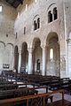 Finestres amb arcs geminats a l'església de Sant'Antimo, a la Toscana.