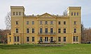 Schloss und Schlosspark mit Bibliotheksgebäude im Park