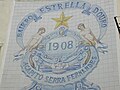 Estrela em painel de azulejos.