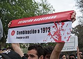 «Combinação com 1973», banner referindo-se aos símbolos gráficos da estação Baquedano do Metrô de Santiago.