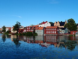 Eskilstunaån med Gamla Staden i bakgrunden.