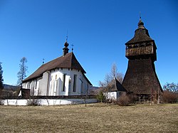 Gácsfalvi Szent György templom a fa haranglábbal