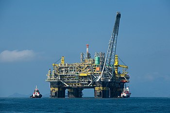 Semi-submersible oil platform