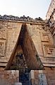 Arc primitiu triangular a les ruïnes de la ciutat maia, d'Uxmal, al Yucatán, Mèxic.