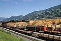 Le transport de marchandises est assuré par des wagons à voie normale posés sur des lorrys.