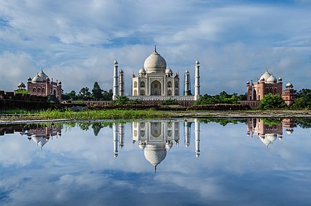 Le Taj Mahal se réfléchissant dans la Yamuna.