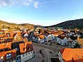 Blick auf den Marktplatz und nach Osten längs der Murrhardter Straße