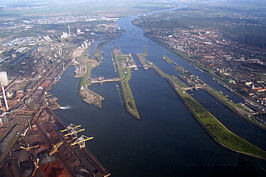 Sluizen van IJmuiden, met rechts een deel van IJmuiden