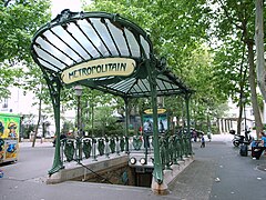 Entrée de métro Guimard à la station Abbesses.