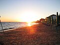 Un coucher de soleil vu d'une plage du centre-ville