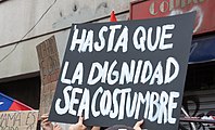 «Até que a dignidade se torne costume», outra frase comum durante os protestos.