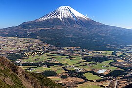 西の毛無山より、手前は朝霧高原