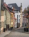 Die Lauchergasse in Eisenachs Stadtzentrum; das moderne Gebäude in der Bildmitte diente ab Staffel 6 als Außenkulisse der Praxis